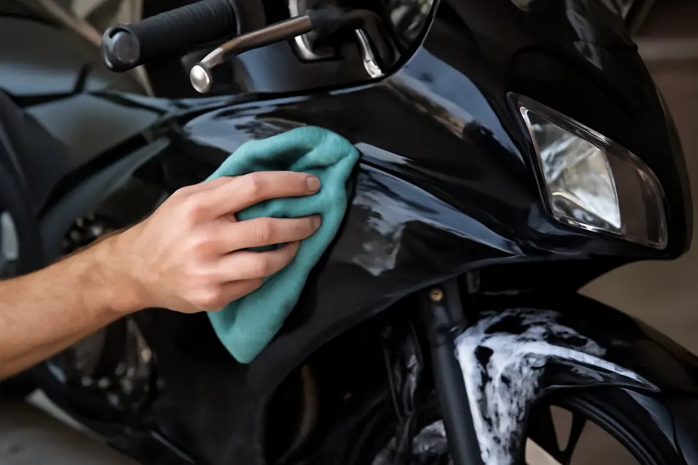 Preparing motorcycle fairings by cleaning the surface before removing stickers ensures a dirt-free base and prevents scratches.