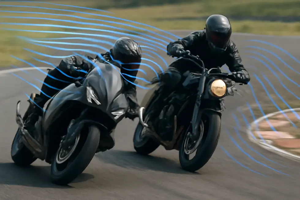 Visual comparison of airflow and handling differences between fairing-equipped and no fairing motorcycles.
