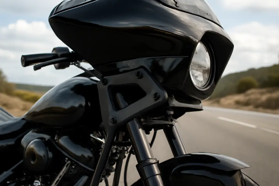 The aerodynamic design of the Dominator FXRT fairing reduces wind resistance to boost rider endurance and motorcycle performance.