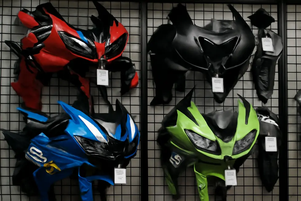 Comparison of ABS plastic, fiberglass, and carbon fiber fairings illustrating material-based cost differences.
